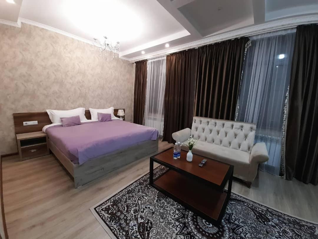 Nomad Hotel Bisjkek Buitenkant foto